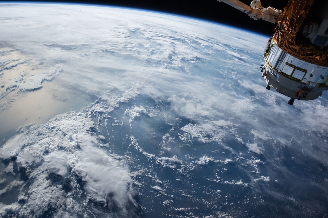 Monde avec un satellite Nasa papier peint 3d